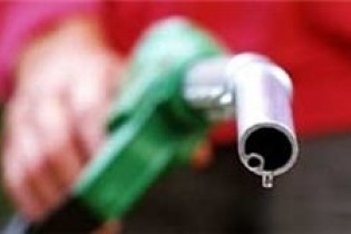 مخالفت مجلس با پیشنهاد اعطای سهمیه بنزین به خانوارهای فاقد خودرو