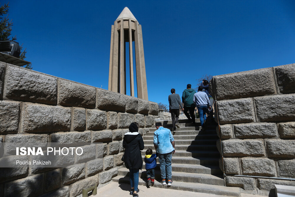 آرامگاه ابوعلی سینا حکیم، فیلسوف، طبیب و دانشمند بزرگ ایرانی در نوروز ۱۴۰۰