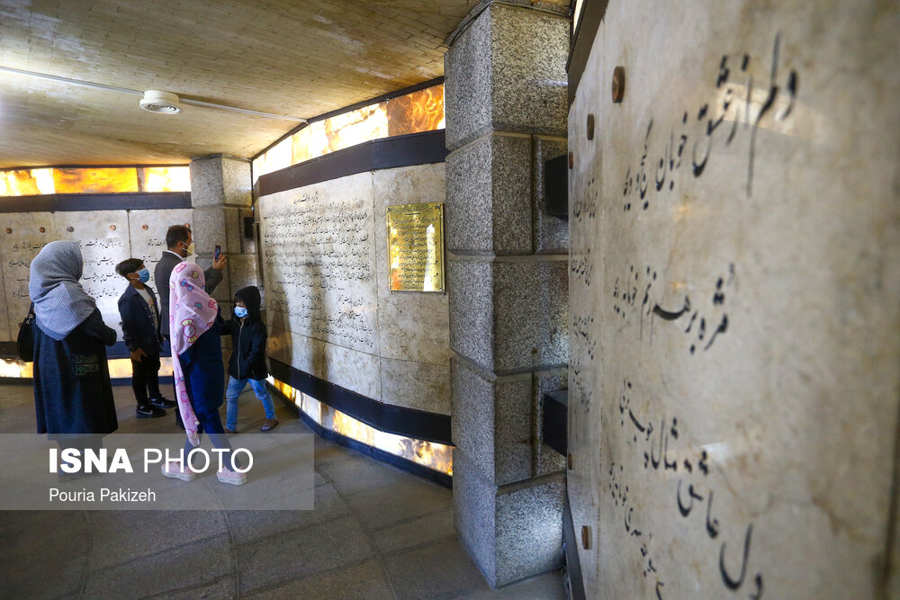 آرامگاه باباطاهر عریان، یکی از شناخته‌شده‌ترین چهره‌های تصوّف و شاعر ایرانی بود که به واسطه دوبیتی‌های خود به شهرت رسید؛ نوروز ۱۴۰۰