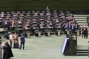 نادران در صحن مجلس تحصن کرد