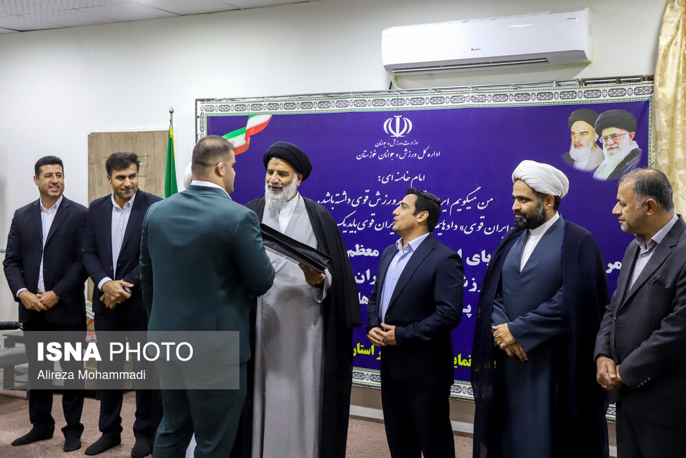 مراسم اهدای هدایای مقام معظم رهبری به مدال‌آوران خوزستانی بازی‌های آسیایی و پاراآسیایی