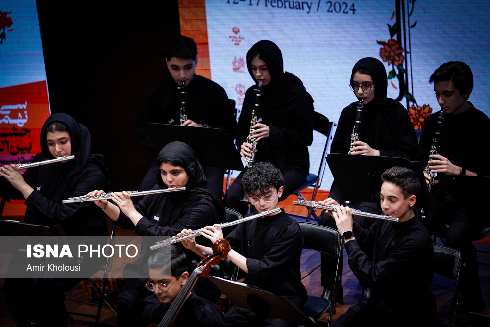 اجرای گروه «خمسه» به سرپرستی امیرحسین محمدخانی در سومین شب سی و نهمین جشنواره موسیقی فجر در تالار رودکی