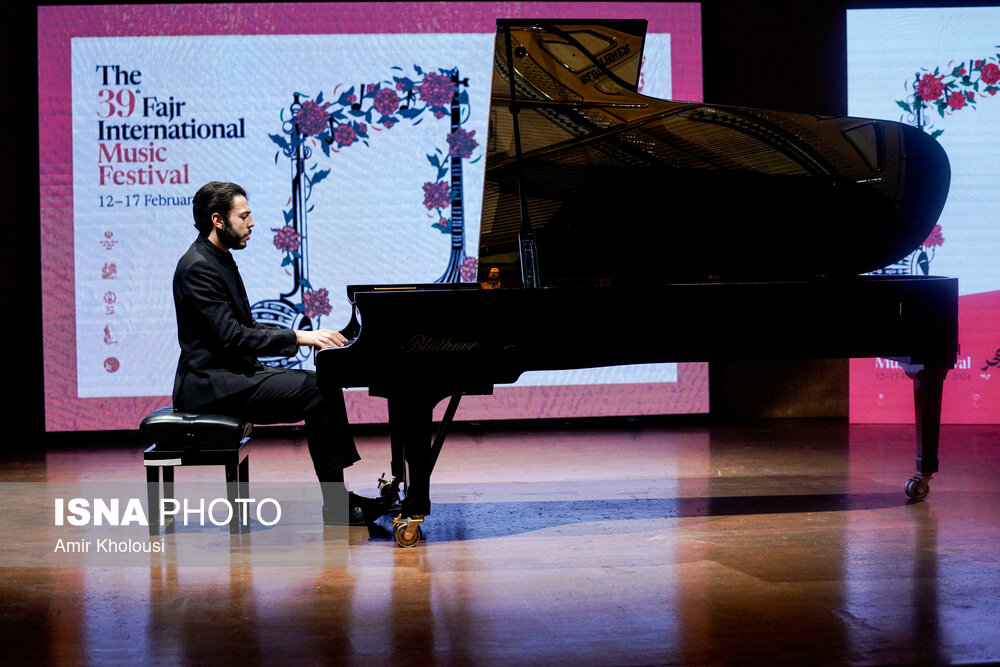 اجرای رسیتال پیانوی نیکولاس فن‌پوکه از کشور هلند در سومین شب سی و نهمین جشنواره موسیقی فجر در تالار رودکی