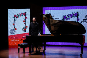 اجرای رسیتال پیانوی نیکولاس فن‌پوکه از کشور هلند در سومین شب سی و نهمین جشنواره موسیقی فجر در تالار رودکی