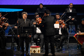 اجرای ارکستر چکاوک به رهبری رضا شایسته در چهارمین شب سی و نهمین جشنواره موسیقی فجر