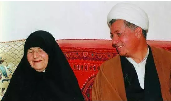 تصویری از آیت الله هاشمی در کنار مادرش
