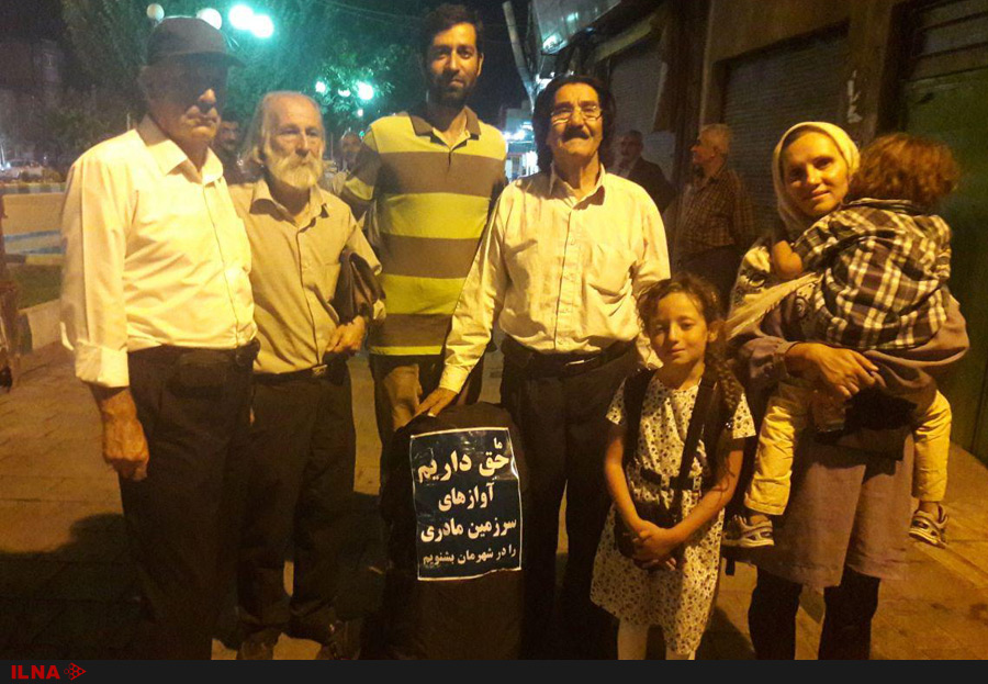(تصاویر) اعتراض متفاوت یک خانواده مشهدی به لغو کنسرت‌ها