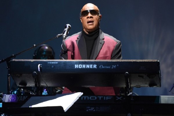 خواننده مشهور در اعتراض به ترامپ زانو زد