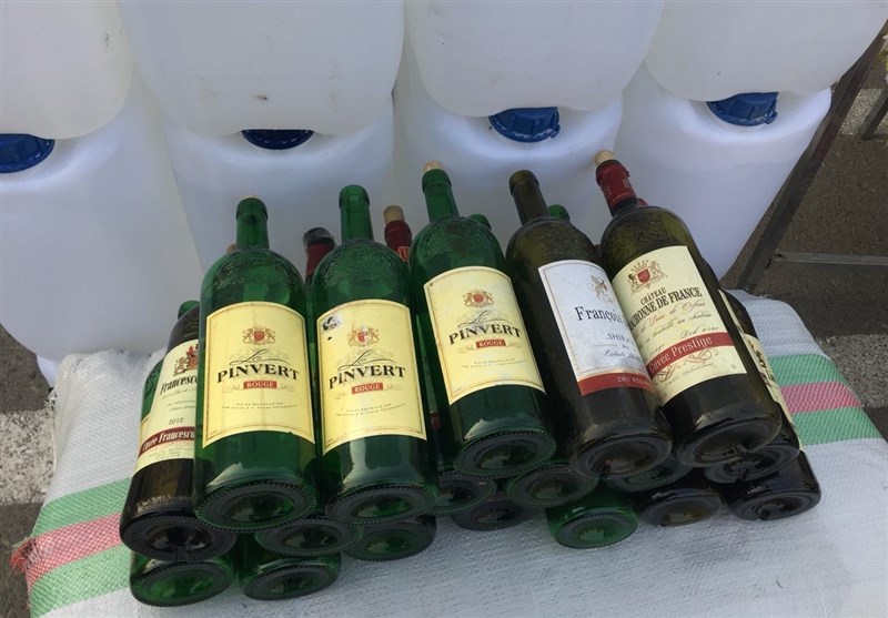 (تصویر) کشف ۳۳۰ هزار لیتر مشروبات در تهران