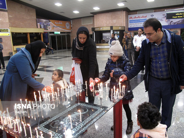 روشن کردن شمع به یاد جانباختگان پرواز «تهران- یاسوج» در فرودگاه یاسوج