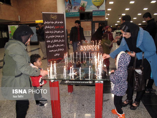 روشن کردن شمع به یاد جانباختگان پرواز «تهران- یاسوج» در فرودگاه یاسوج