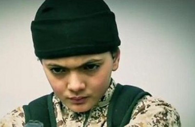 جلاد ۱۳ ساله داعش جاسوس موساد را کُشت + تصاویر
