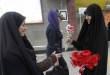 تصاویر/ یک شاخه گل هدیه به بانوان محجبه  <img src="/images/picture_icon.gif" width="16" height="13" border="0" align="top">
