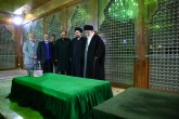 تصاویر / رهبرانقلاب بر مزار آیت‌الله هاشمی