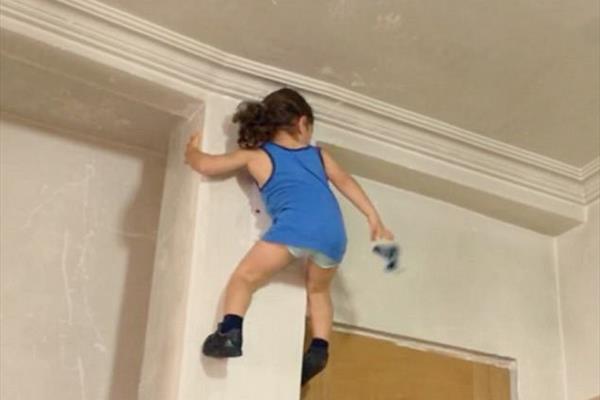 تصاویر/ توانایی فوق العاده کودک 3 ساله در ژیمناستیک