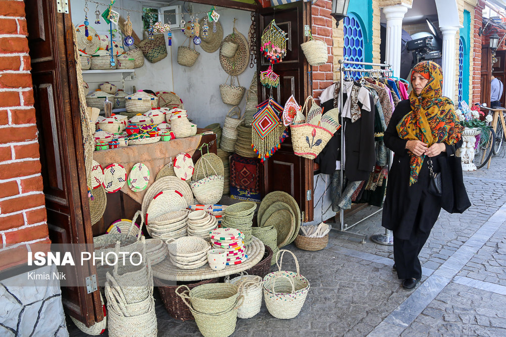 در برخی از غرفه‌هایی که اخیرا در ابتدای خیابان باب همایون در میدان امام خمینی باز شده است نیز صنایع دستی عرضه می‌شود.