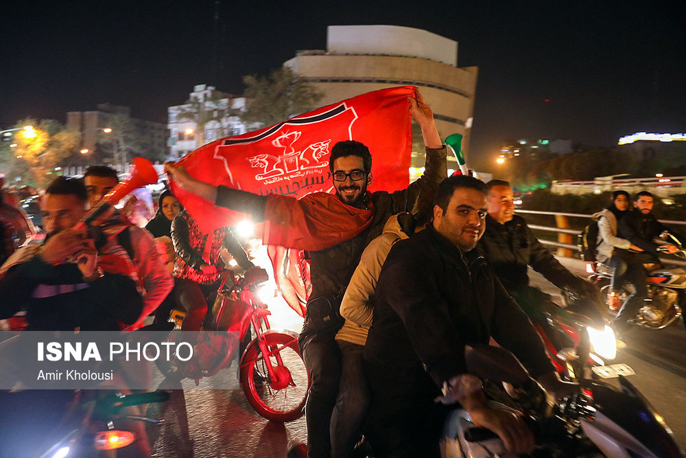 شادی طرفداران تیم پرسپولیس پس از راهیابی به فینال لیگ قهرمانان آسیا