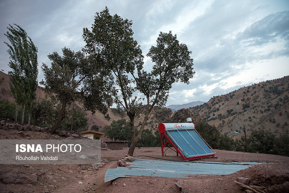 در برخی از روستاهای ذلقی شرقی، سازمان منابع طبیعی استان لرستان، برای جلوگیری از قطع درختان و سوزاندن آن‌ها توسط اهالی، اقدام به توزیع آبگرم‌کن‌های خورشیدی کرده، ولی به دلیل شرایط اقلیمی و نوع آب و هوای منطقه، مدت زمانی که نور خورشید بر روستا می‌تابد محدود است.