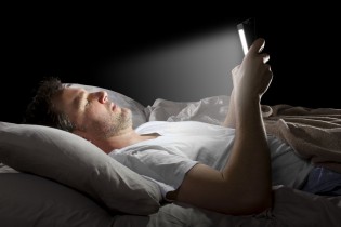 افزایش خطر ابتلا به سرطان با استفاده از گوشی در زمان خواب