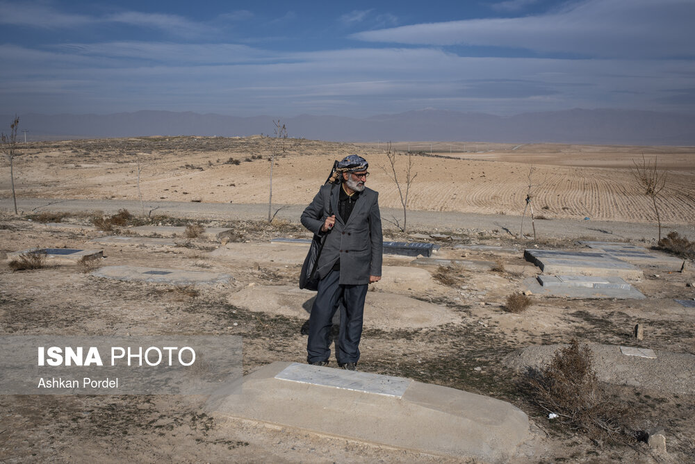 محمد علی جمالی بر سرمزار استادش، او نواختن ساز را در ۱۳ سالگی از استادش آموخته است.