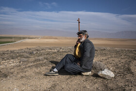 بخشی محمد علی جمالی، استاد دوتار ۶۹ ساله کرمانج زبان، اهل روستایی در اطراف شهر فاروج است.