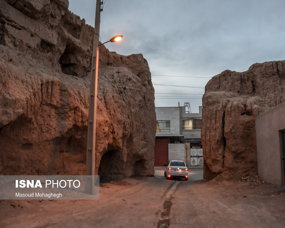 احتمالا آتشکده زرتشتیان نیز در داخل قلعه بوده است به همین سبب این منطقه با نام کوشک مغان خوانده شده که بعدها به صورت «کوشمغان» تغییر یافته است.