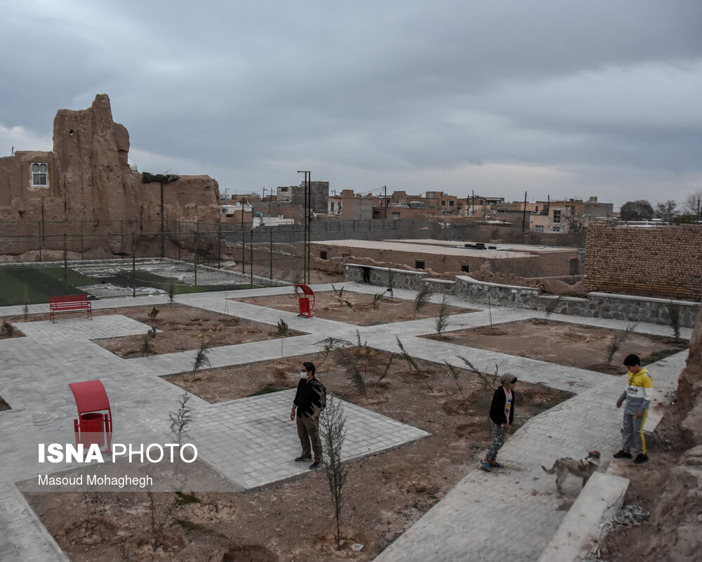 قلعه «کوشمغان» در گذشته دارای یک خندق بوده است و مردم با استفاده از تخته پل وارد قلعه می‌شدند. در حال حاضر خندق اطراف قلعه تا حدودی سالم باقی مانده است، این قلعه در سال‌های اخیر به علت خرابکاری و سیل و باران تا حد زیادی از بین رفته است.