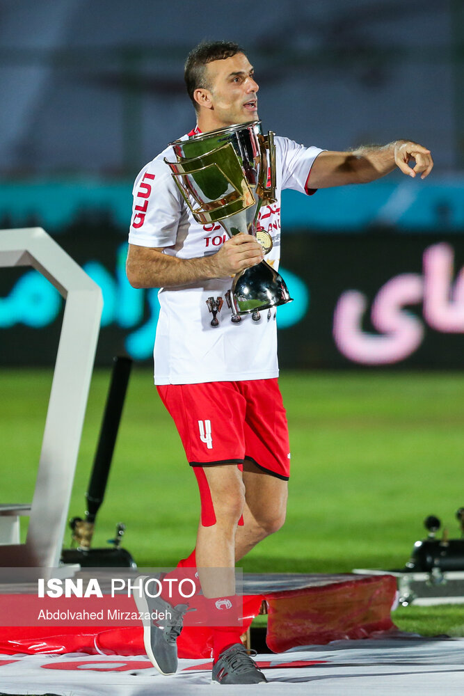 شادی سید جلال حسینی کاپیتان تیم پرسپولیس در جشن قهرمانی پرسپولیس در لیگ برتر فوتبال