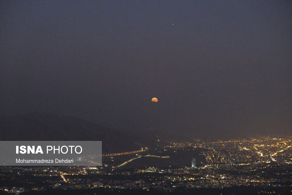 این ماه برخلاف نامش آبی‌رنگ نیست و هنگام غروب رنگی نارنجی دارد و پس از آن زردرنگ می‌شود.- ارتفاعات کوه دراک شیراز