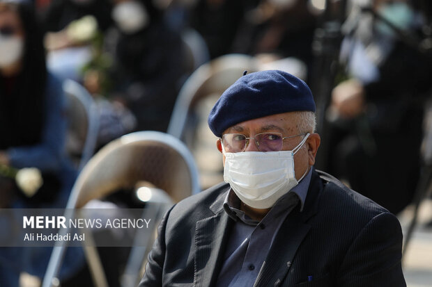 محمد جواد حق شناس رئیس سابق کمیسیون فرهنگی شورای شهر تهران در مراسم تشییع پیکر مرحومه  ایران درودی هنرمند نقاش حضور دارد