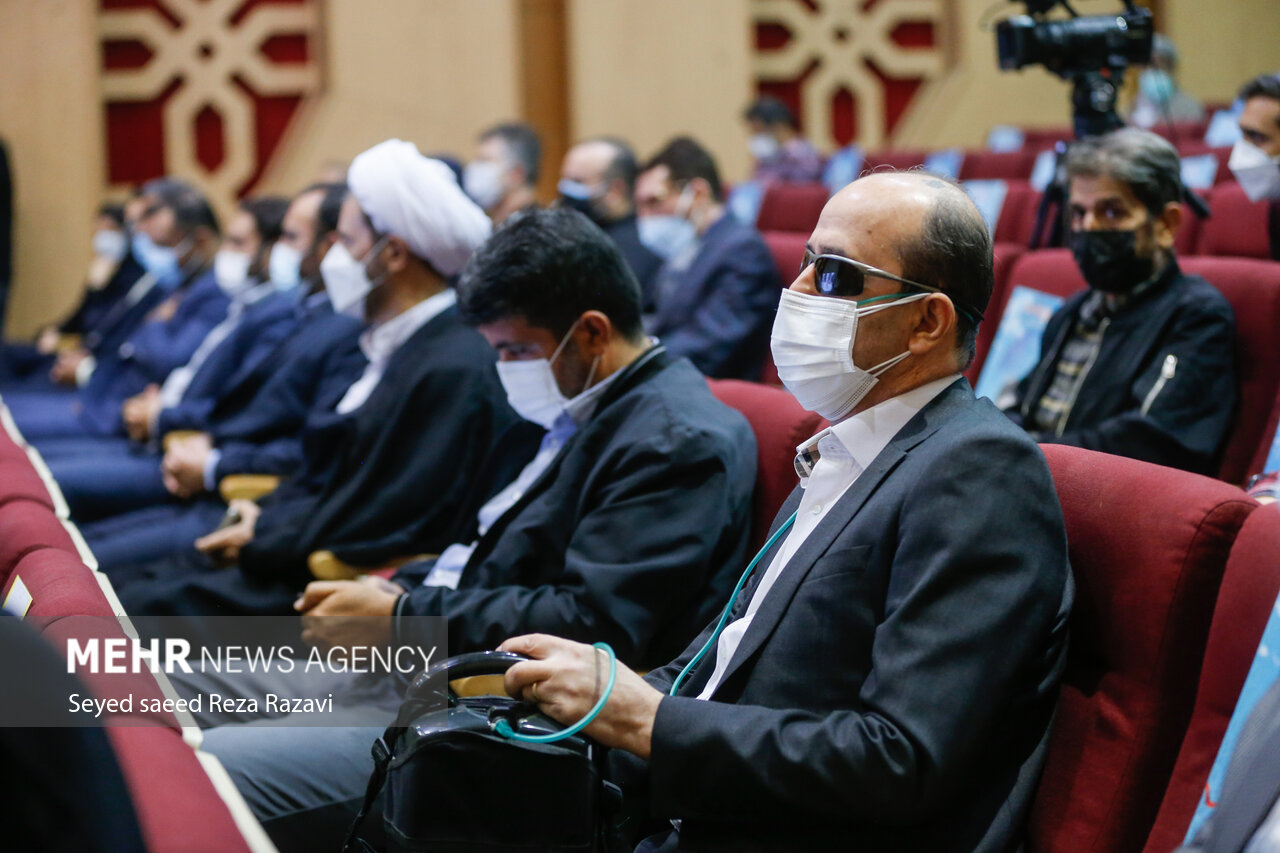 یک جانباز شیمیایی دفاع مقدس در مراسم نخستین جشنواره ملی نوای مهر ( ایثار) حضور دارد