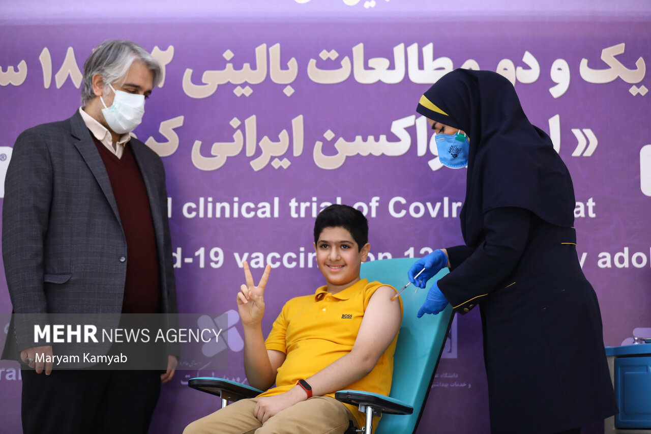 یکی از داوطلبان فاز یک و دو مطالعات بالینی 12 تا 18 سال واکسن برکت در حال نشان دادن علامت پیروزی است