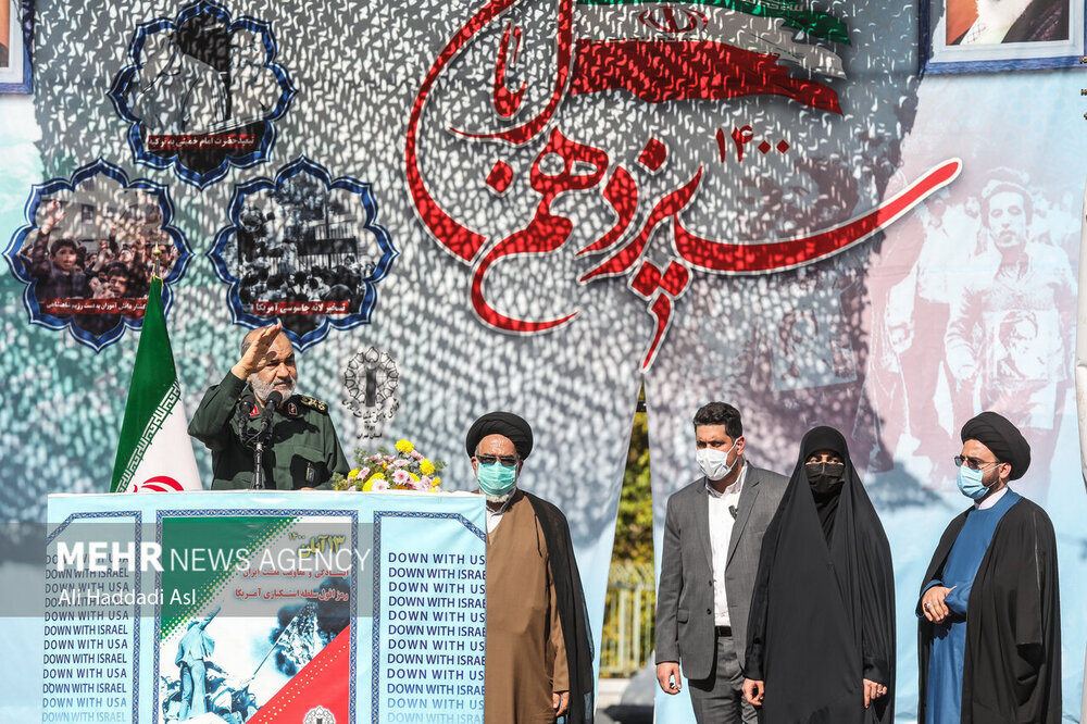 زینب سلیمانی و سردار سلامی در مراسم راهپیمایی یوم الله سیزده آبان در تهران