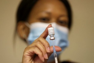 احتمال مقاومت سویه «اُمیکرون» در برابر واکسن‌های موجود و وعده فایزر