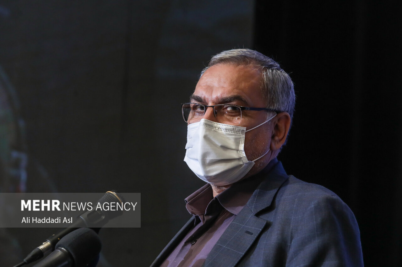 دکتر بهرام عین الهی وزیر بهداشت در حال سخنرانی در مراسم بزرگداشت دانشگاهی شهید فخری زاده است