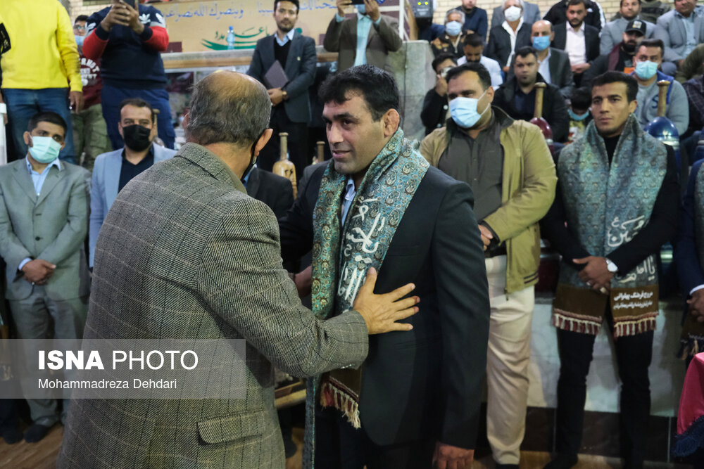 اهدا شال پهلوانی و تجلیل از برادران گرايی قهرمانان شیرازی کشتی فرنگی
- شیراز