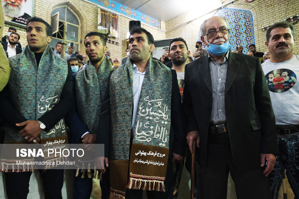 اهدا شال پهلوانی و تجلیل از برادران گرايی قهرمانان شیرازی کشتی فرنگی
- شیراز