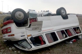حادثه برای یک دستگاه مینی‌بوس در خرم‌آباد/ ۱۶ نفر مصدوم شدند
