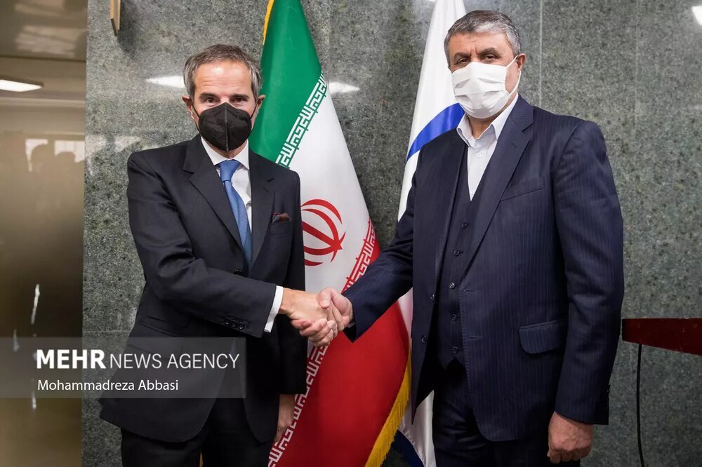 رافائل گروسی مدیر کل آژانس بین المللی انرژی اتمی و محمد اسلامی رئیس سازمان انرژی اتمی ایران پس از نشست خبری مشترک در انتهای دیدار امروز صبح خود در حال گرفتن عکس یادگاری هستند
