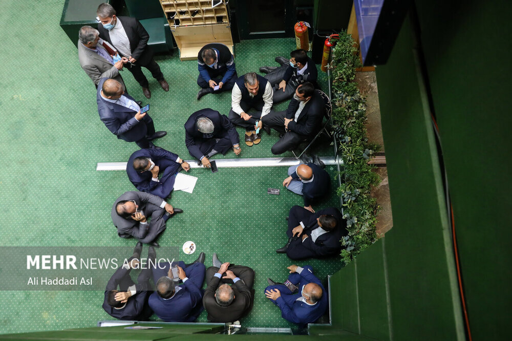چند تن از نمایندگان در صحن علنی مجلس شورای اسلامی در حال صحبت و گفتگو با یکدیگر هستند