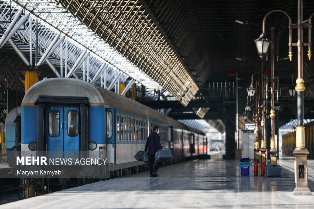 مسافران در ایستگاه راه آهن تهران حضور دارند