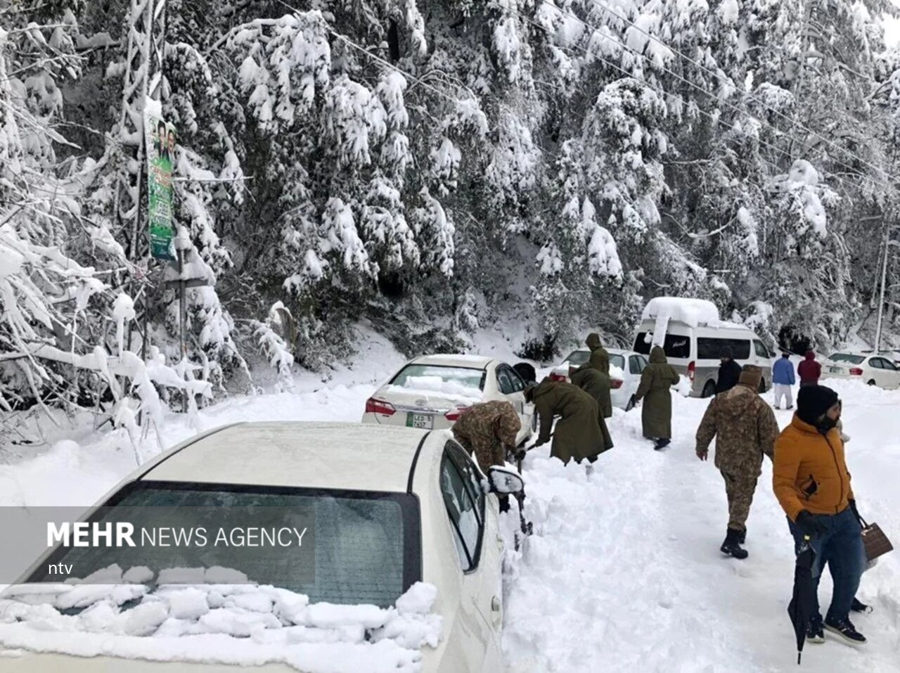 برف شدید در پاکستان جان ۲۱ نفر را گرفت