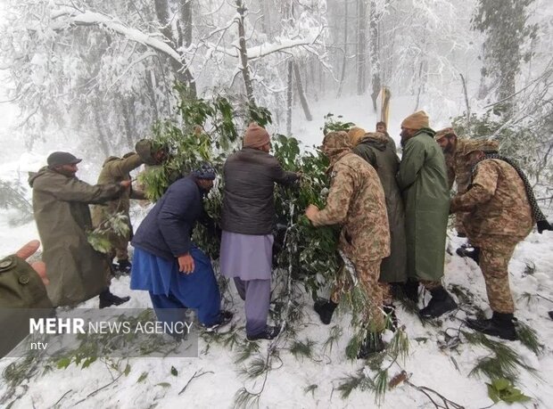 برف شدید در پاکستان جان ۲۱ نفر را گرفت