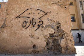 دیوار نوشته یکی دیگر از عوامل تخریب "مناره چهل‌دختران" است.