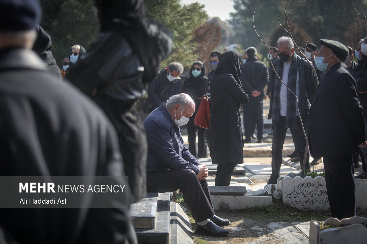 مراسم تشییع و خاکسپاری حمید لبخنده صبح روز دوشنبه بیست دی ماه در بهشت زهرا برگزار شد