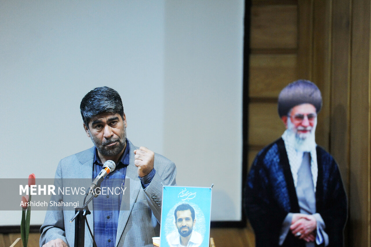 مجید خوانساری رئیس سابق هسته ای نطنز در مراسم بزرگداشت شهید احمدی روشن سخنرانی می کند