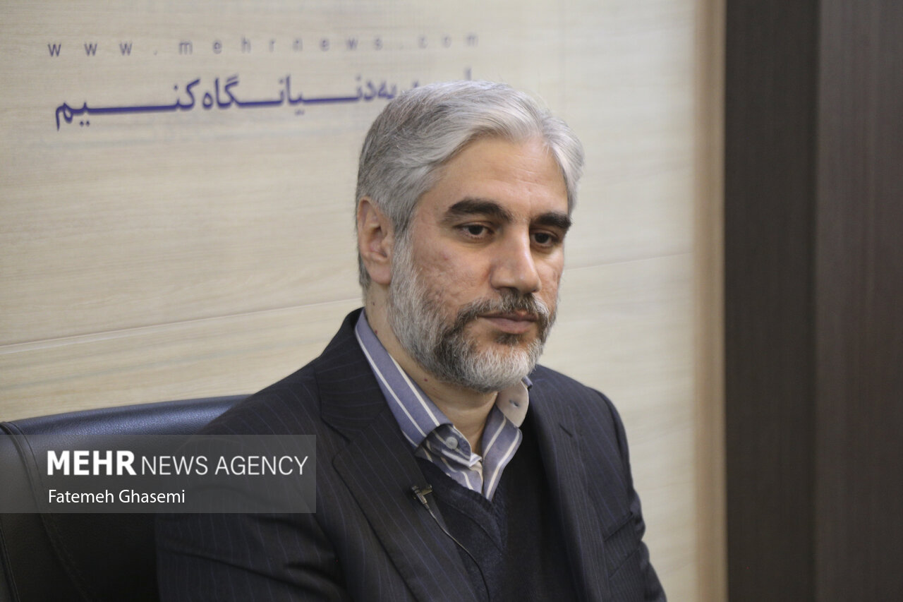 یاسر احمدوند معاون امور فرهنگی وزیر فرهنگ و ارشاد اسلامی در حال پاسخگویی به سوالات خبرنگار مهر می باشد.