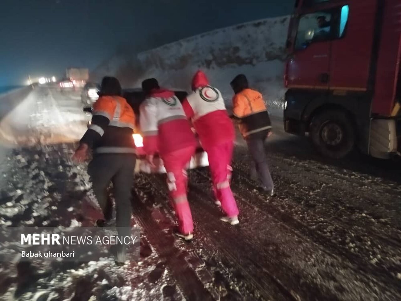 تصاویر / تلاش امدادگران هلال احمر برای نجات مسافران گرفتار در برف  