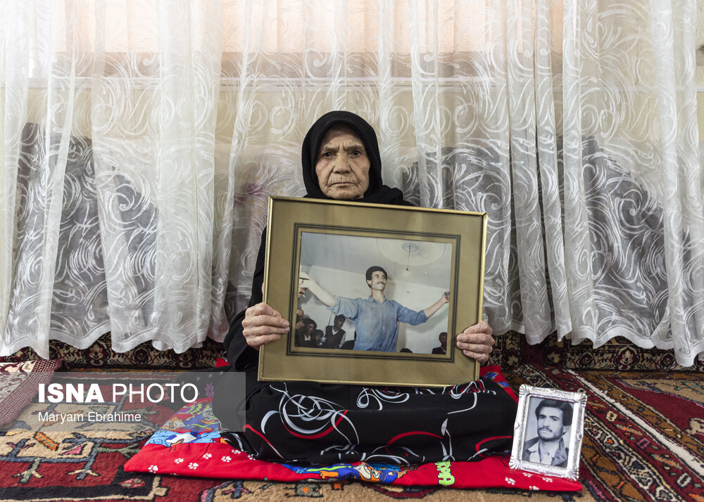 فاطمه کاظمی نسب ۷۰ ساله، مادر شهید محمد رسول زاده است. شهیدی که بعد از ۳۵ سال انتظار به تازگی هویتش برای خانواده روشن شده است. شهیدی که چند سال پیش به عنوان شهید گمنام در دانشگاه خرم آباد آرمیده و امروز مادرش هنوز هم دلتنگ نخستین فرزند پسر خانواده‌اش است.