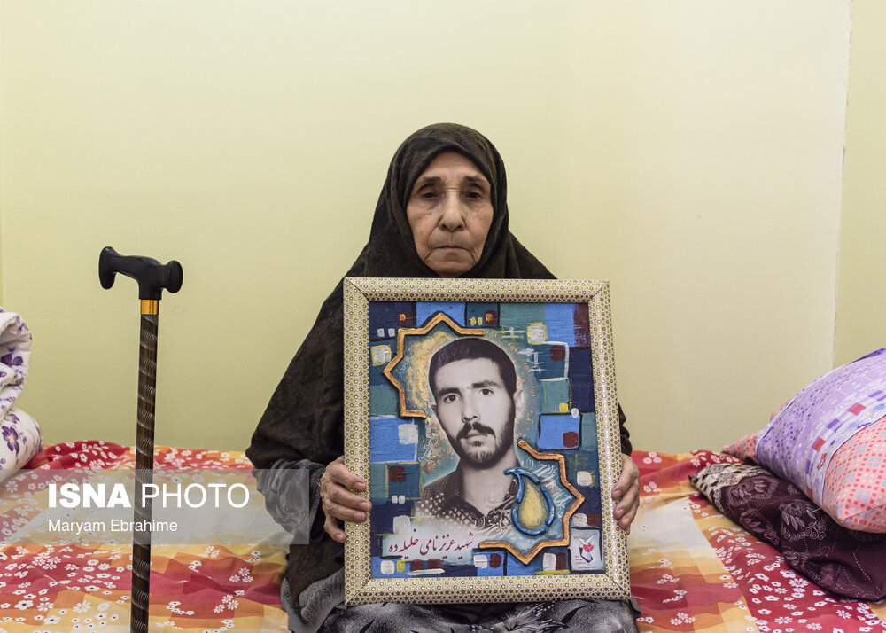 فاطمه حسن پور، مادر ۸۱ ساله شهید عزیز نامی است که در سن ۲۲ سالگی در سوسنگرد به شهادت رسیده است. انگار تنها دلخوشی زندگی‌اش نگاه کردن به تک پسرش است. پنج فرزند دارد اما عزیز برایش چیز دیگری بود.